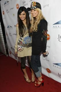 Vanessa Hudgens feet photo thumbnail