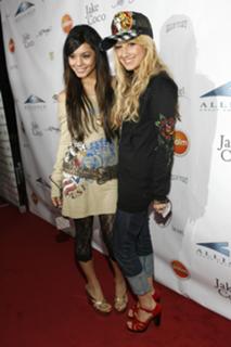 Vanessa Hudgens feet photo thumbnail