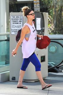 Kaley Cuoco feet photo thumbnail