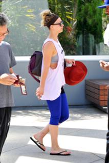 Kaley Cuoco feet photo thumbnail
