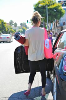 Kaley Cuoco feet photo thumbnail