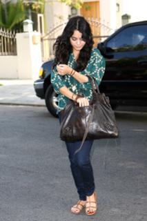 Vanessa Hudgens feet photo thumbnail
