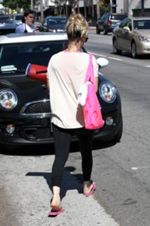 Kaley Cuoco feet photo thumbnail