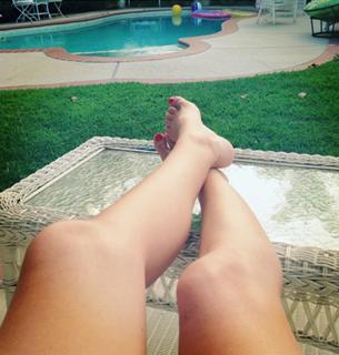 Angela Kinsey feet photo thumbnail