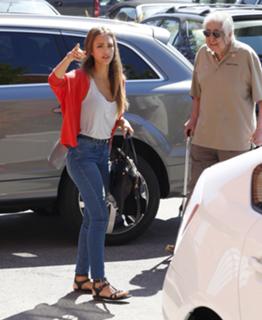 Jessica Alba feet photo thumbnail