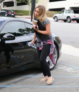 Hilary Duff feet photo thumbnail