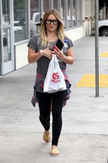 Hilary Duff feet photo thumbnail