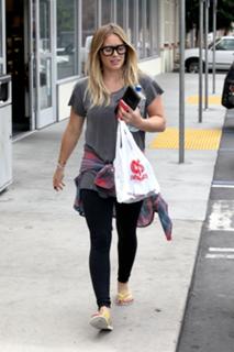 Hilary Duff feet photo thumbnail