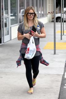 Hilary Duff feet photo thumbnail