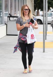 Hilary Duff feet photo thumbnail