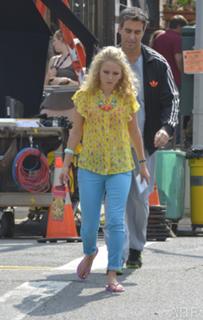 AnnaSophia Robb feet photo thumbnail
