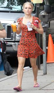 AnnaSophia Robb feet photo thumbnail
