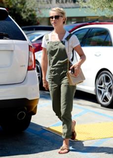 Julianne Hough feet photo thumbnail