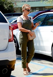 Julianne Hough feet photo thumbnail