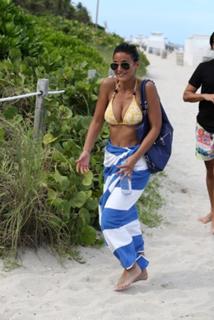 Emmanuelle Chriqui feet photo thumbnail