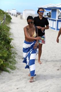 Emmanuelle Chriqui feet photo thumbnail