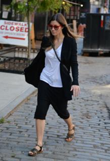 Jessica Biel feet photo thumbnail