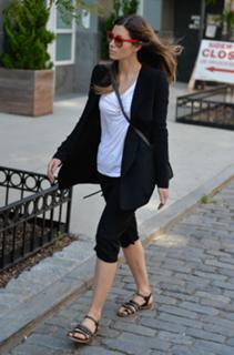 Jessica Biel feet photo thumbnail