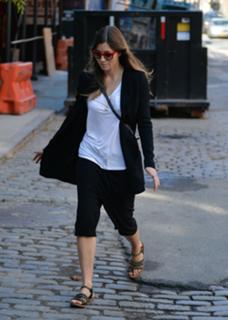Jessica Biel feet photo thumbnail