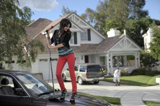 Victoria Justice feet photo thumbnail