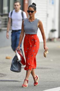 Olivia Munn feet photo thumbnail