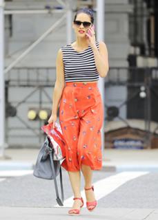 Olivia Munn feet photo thumbnail