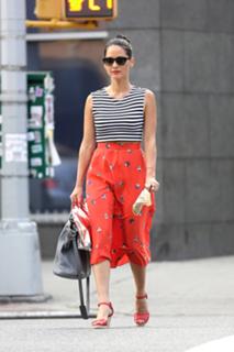 Olivia Munn feet photo thumbnail