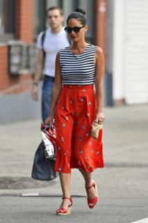 Olivia Munn feet photo thumbnail