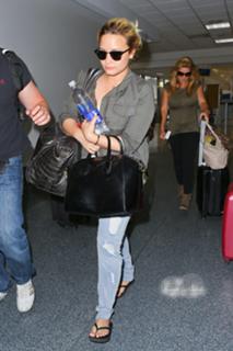 Demi Lovato feet photo thumbnail