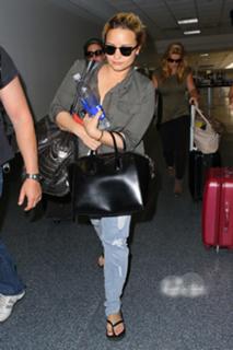 Demi Lovato feet photo thumbnail