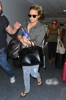 Demi Lovato feet photo thumbnail