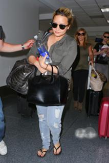 Demi Lovato feet photo thumbnail