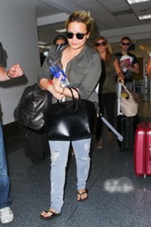 Demi Lovato feet photo thumbnail