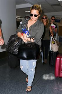 Demi Lovato feet photo thumbnail
