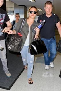 Demi Lovato feet photo thumbnail