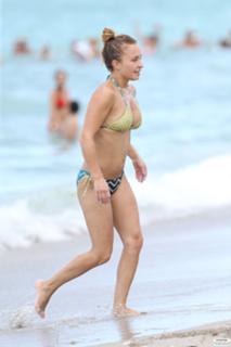 Hayden Panettiere feet photo thumbnail