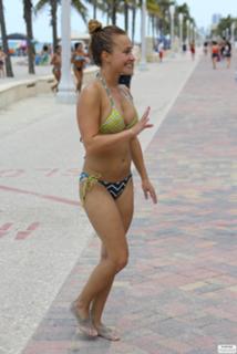 Hayden Panettiere feet photo thumbnail