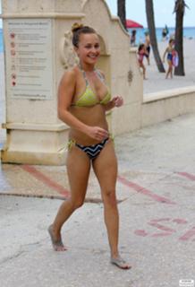 Hayden Panettiere feet photo thumbnail