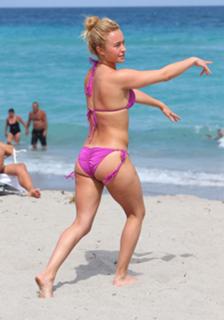 Hayden Panettiere feet photo thumbnail