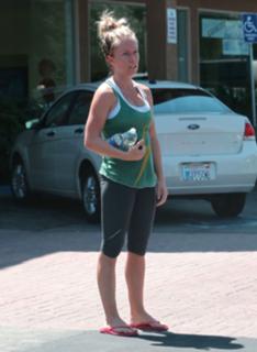 Kendra Wilkinson feet photo thumbnail