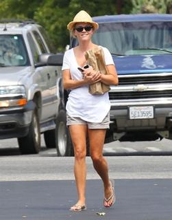 Reese Witherspoon feet photo thumbnail