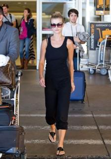 Joanna Krupa feet photo thumbnail
