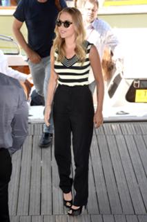 Scarlett Johansson feet photo thumbnail