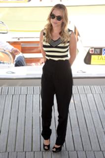 Scarlett Johansson feet photo thumbnail
