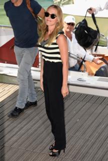 Scarlett Johansson feet photo thumbnail