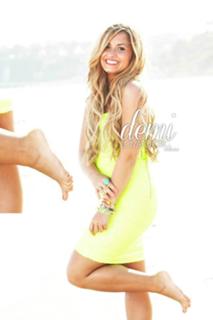 Demi Lovato feet photo thumbnail