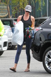 Charlize Theron feet photo thumbnail
