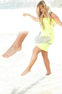 Demi Lovato feet photo thumbnail