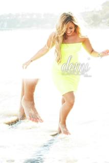 Demi Lovato feet photo thumbnail