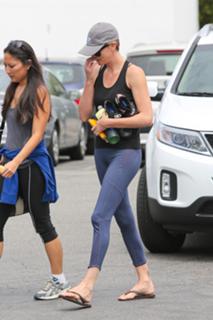 Charlize Theron feet photo thumbnail
